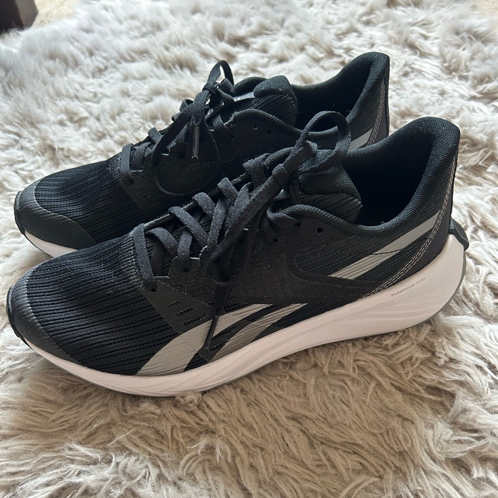 Reebok Womens ENERGEN Run 3 Running Shoe size 8 new without box